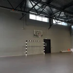 Просторный светлый игровой зал с гандбольными воротами, баскетбольными щитами с кольцами в ледовом комплексе Шуваловский лёд в Санкт-Петербурге